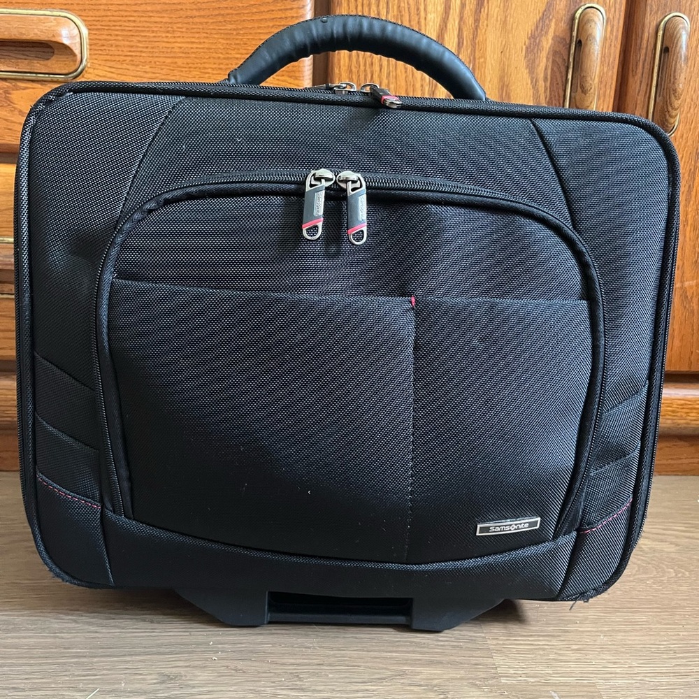 Samsonite Black Briefcase with Sleek Design and Durable Fabric